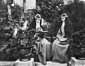 Mor Elisabeth (t.h.) med sr. Reginalda ved besøk på Rockelstad i Sörmland i juli 1923. Foto: Eric von Rosen, Katolska biskopsämbetets arkiv