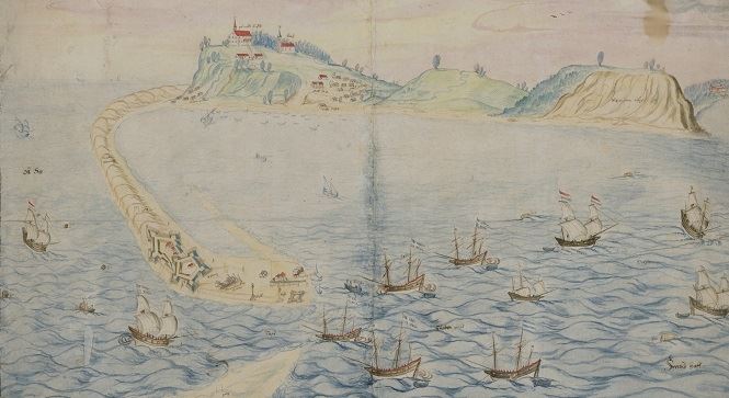 Akvarell över segelfartyg och mindre båtar på väg genom ett smalt inlopp till en bukt. På båda sidor av sundet ligger segelfartyg och mindre båtar. På land syns befästningar och i bakgrunden kullar med byggnader.