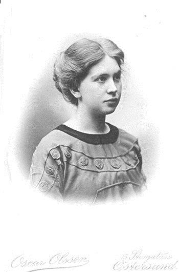 Ett svartvitt porträtt av en ung kvinna