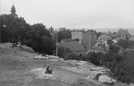 Svartvit bild med utsikt över Visby